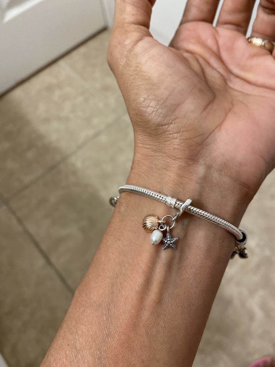 Customer photo review of Charm Conchita de Mar con Perla