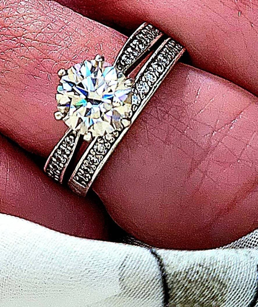 Customer photo review of Brilliant 2 CT Moissanite Ring Set