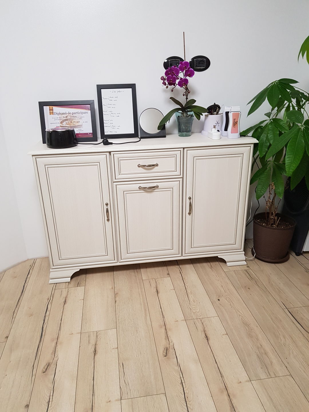 Customer photo review of Comoda cu 3 usi si un sertar Tiffany, alb vintage, pal si mdf, 139x37x90 cm