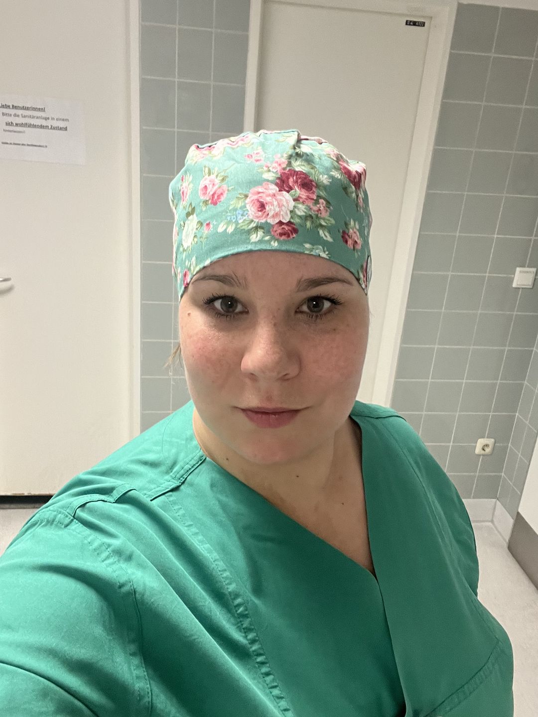 Customer photo review of Ponytail OP Haube Rosenblüten XL