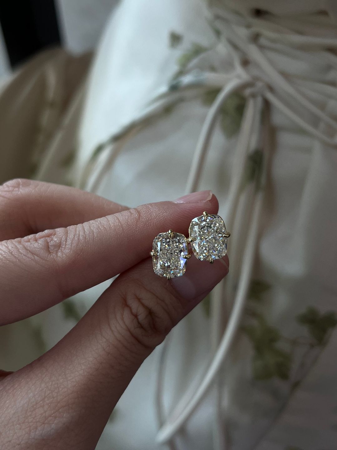 Customer photo review of S925 4.0 Ct*2pc Cushion Cut Women's Stud Earrings Vintage Earrings For Everyday Wear