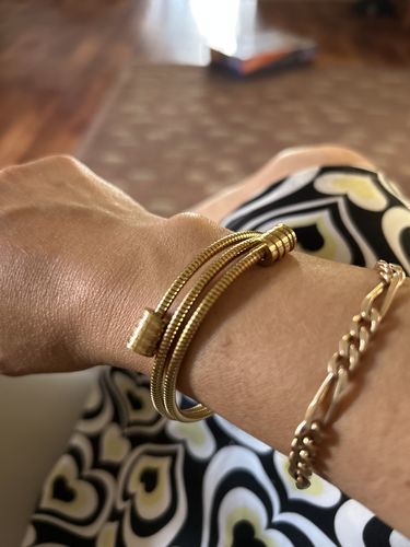 Customer photo review of Pulseira Espiral Tríplice Banhada em Ouro 18K