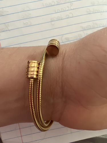 Customer photo review of Pulseira Espiral Tríplice Banhada em Ouro 18K