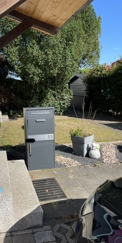 Customer photo review of AlbersDesign Stand-Paketbox PB1 anthrazit (RAL7016) personalisiert mit Edelstahl-Schild