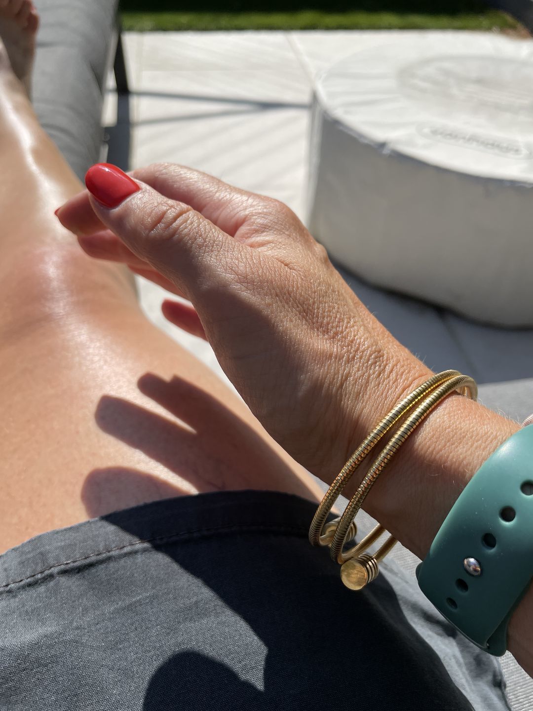 Customer photo review of Pulseira Espiral Tríplice Banhada em Ouro 18K