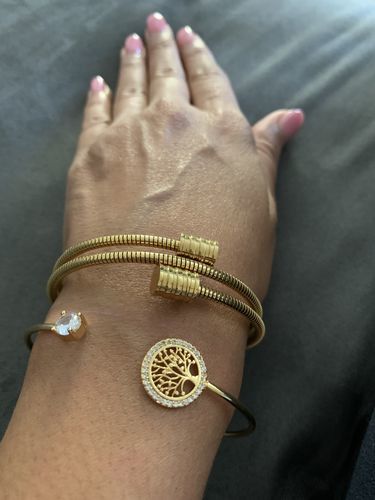 Customer photo review of Pulseira Espiral Tríplice Banhada em Ouro 18K
