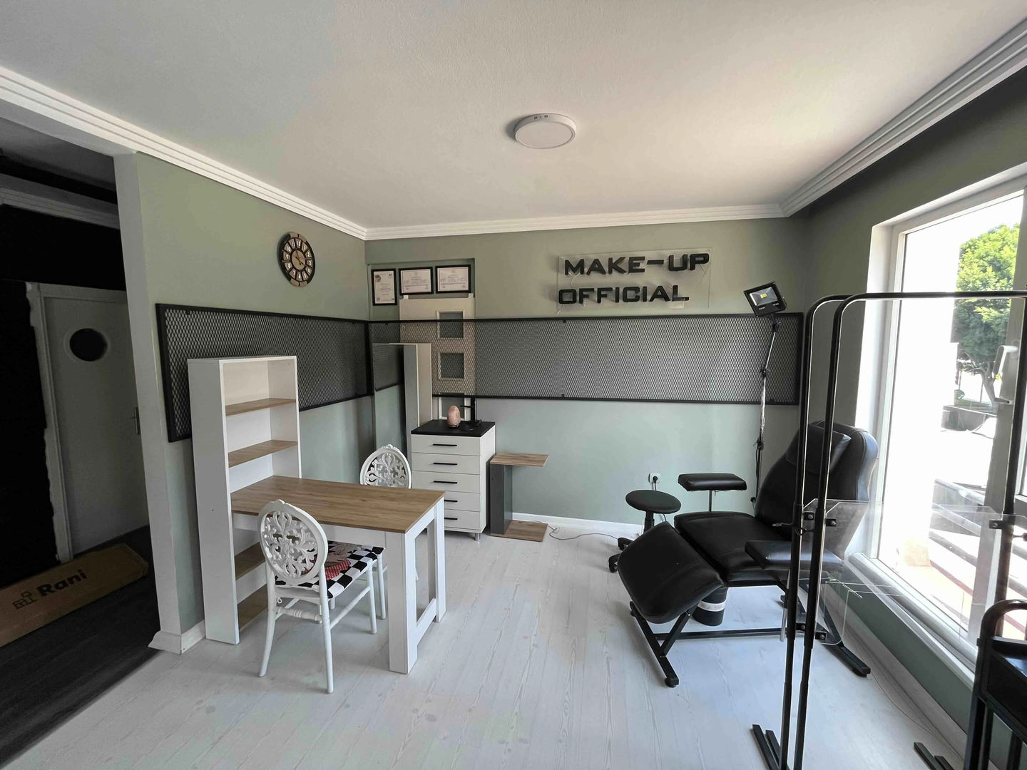 Customer photo review of Rani BJ113 Raflı Manikür Masası Makyaj Masası Sepet Ceviz - Beyaz