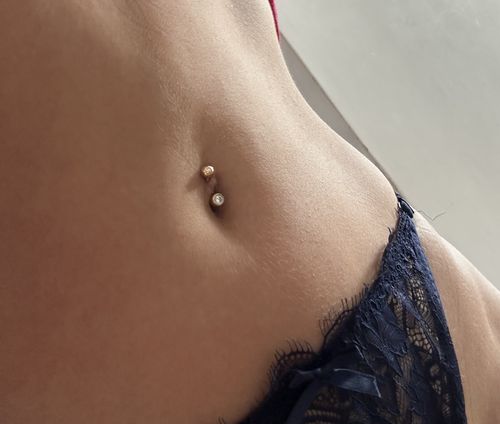 Customer photo review of Custom options for Classique Bezel Set Belly Ring in 14K Yellow Gold