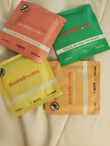 Customer photo review of Cinnamon Bun Flavored Wipes Box of 10