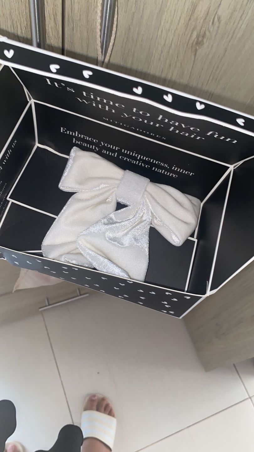 Customer photo review of Moño - Large cream velvet Bow