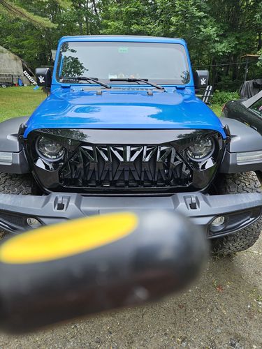Customer photo review of Shark Grille - Glossy Black for 18-23 Jeep Wrangler JL & Gladiator JT w/o TrailCam