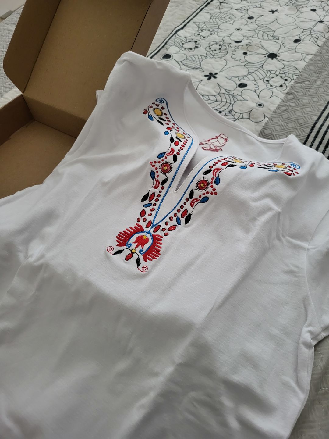Customer photo review of Дамска тениска бродирана с шевица "Капанска"