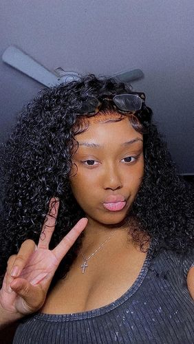 Customer photo review of Melting! Glueless Curly Swiss HD Undetectable Lace 5x5 HD Lace Closure Wig