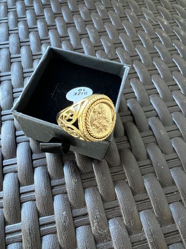 Reseña con foto de un cliente sobre Anillo St. Christopher Gold Victorian Edition Electroplatinado Oro 18k
