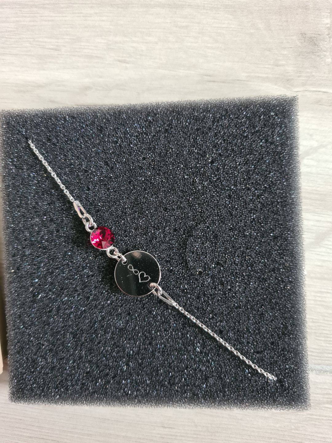 Customer photo review of Baby Armband mit Geburtsstein und Gravur rund