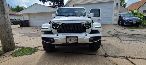 Customer photo review of Shark Grille - White & Black for 18-23 Jeep Wrangler JL & Gladiator JT w/o TrailCam