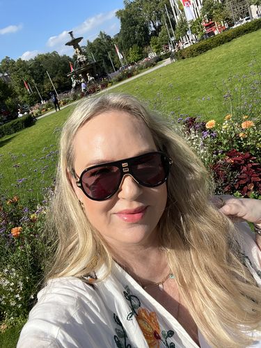 Customer photo review of 【50% Off】 Moresoo I Tip Keratin 14 In Hair Extension Human Hair Ash Blonde Highlighted With Bleach Blonde #P18/613