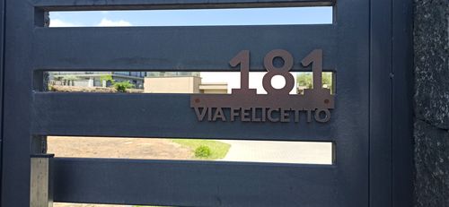 Customer photo review of Numero civico e testo sagomato modello Line 02 Acrilico