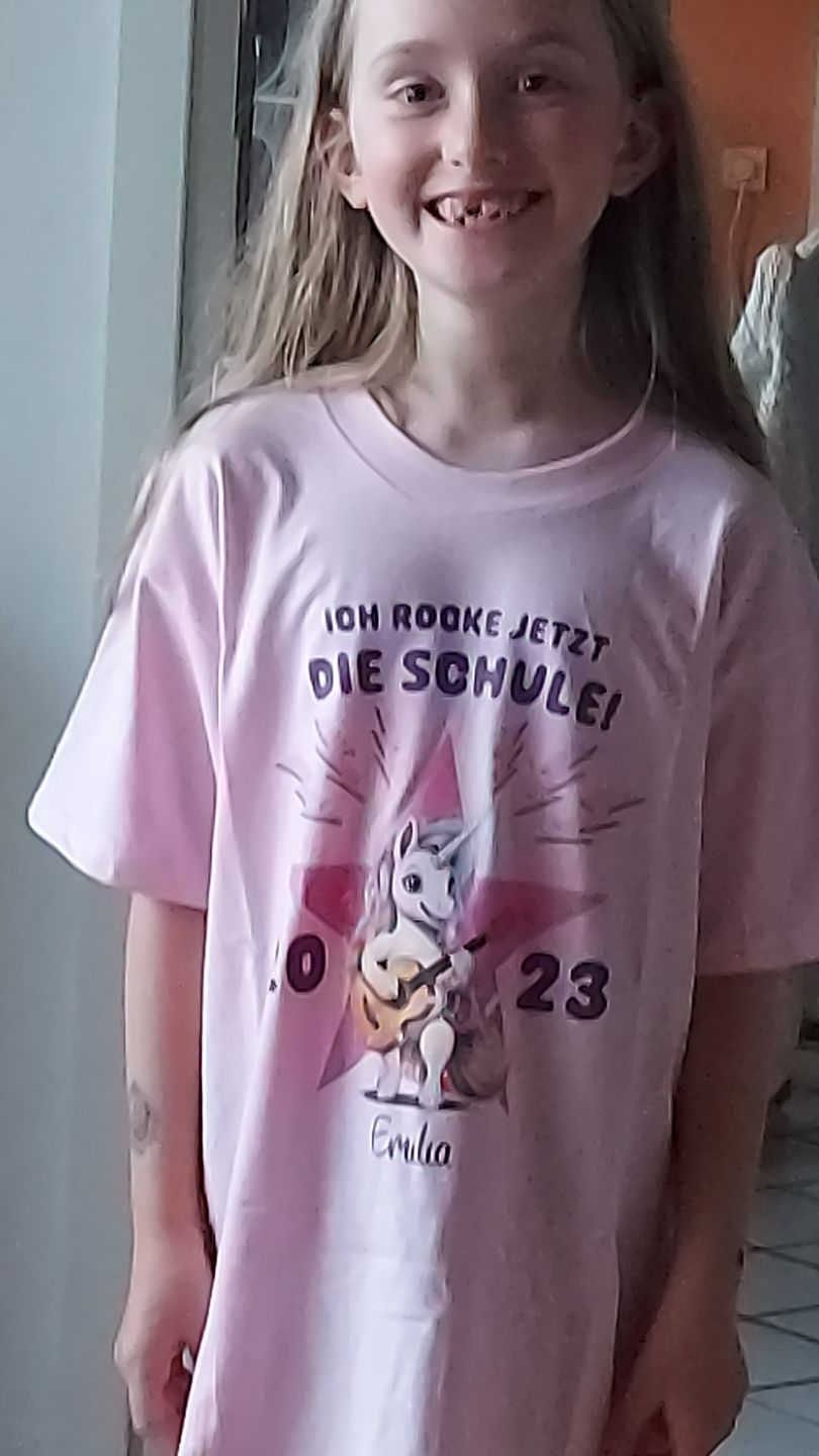 Customer photo review of Schule rocken - Personalisiertes Kinder T-Shirt