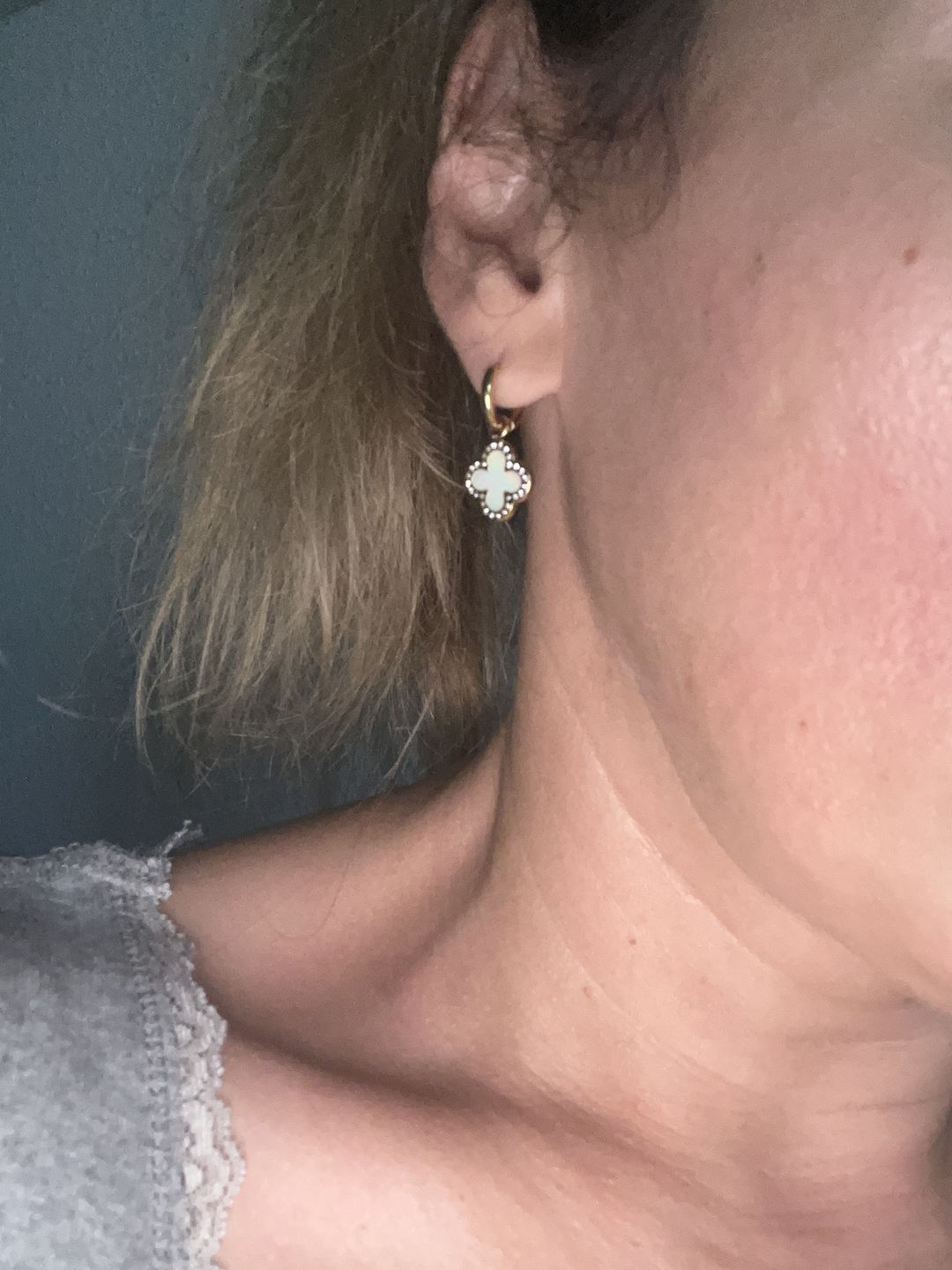Customer photo review of Pave Perlmutt Lucky Leaf Ohrringe 14K Vergoldet