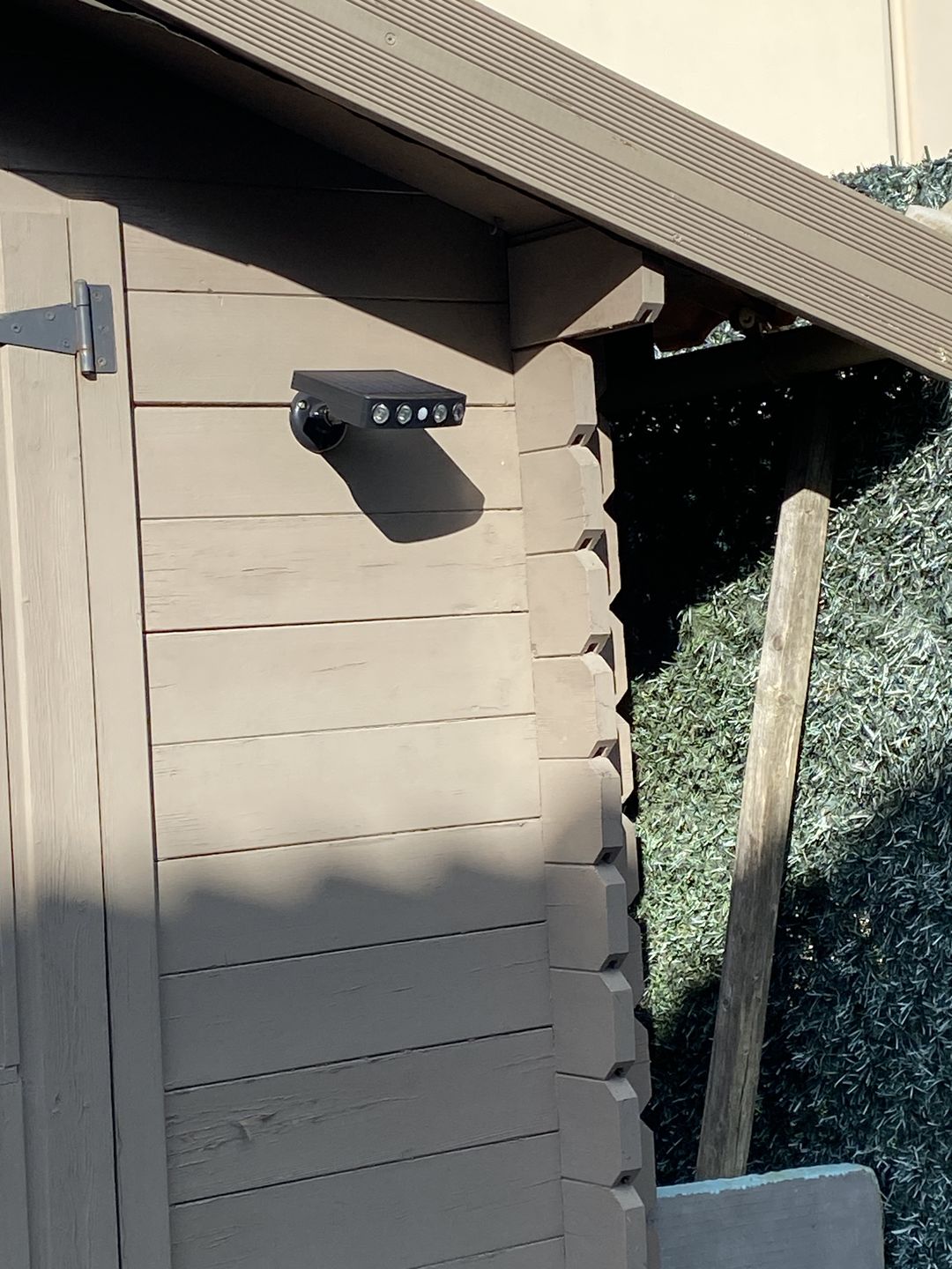 Customer photo review of Lampe murale solaire Puissante à détecteur de mouvements
