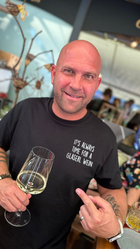 Customer photo review of Time for a Glaserl Wein - Premium Shirt Herren