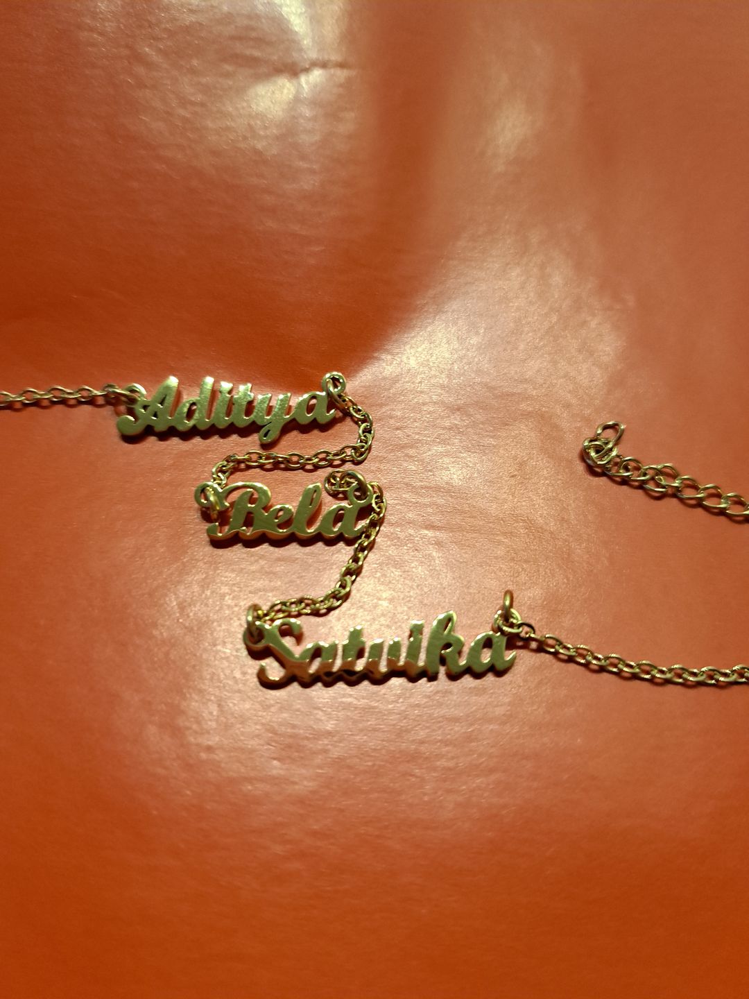 Customer photo review of LOANYA Halskette mit 3 Namen