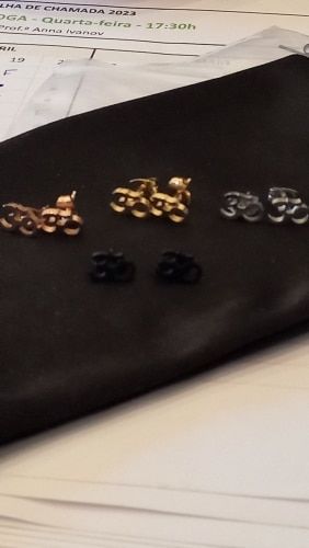 Customer photo review of Boucle d'Oreille Om