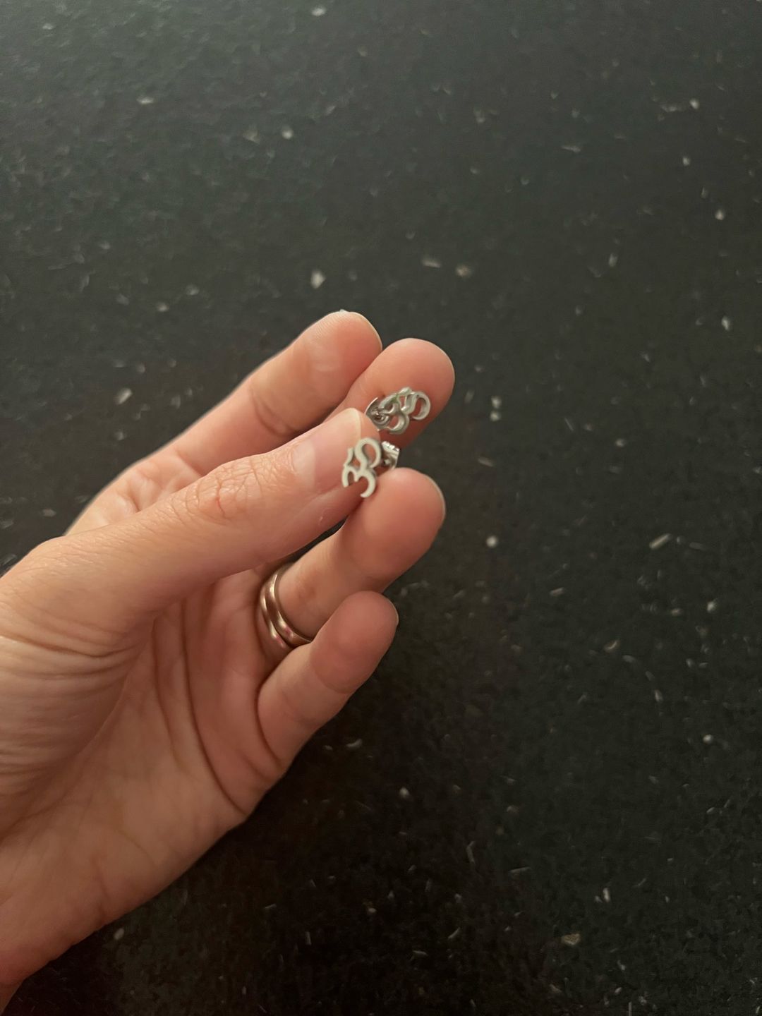 Customer photo review of Boucle d'Oreille Om