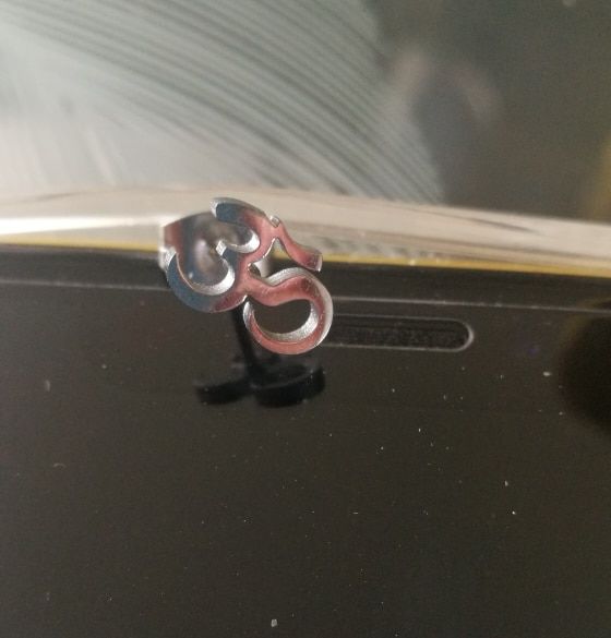 Customer photo review of Boucle d'Oreille Om