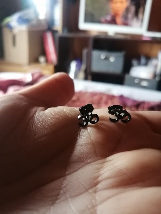 Customer photo review of Boucle d'Oreille Om