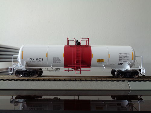 Customer photo review of Athearn ATHG37990 HO 20K Gal Acid Tank, UCLX #30072