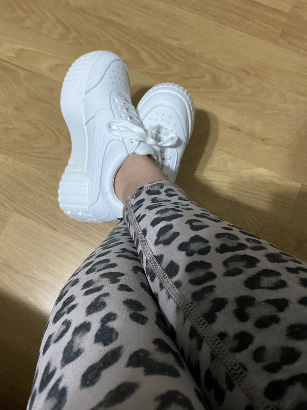 Customer photo review of ZAPATILLA BLANCA CUERO 13142