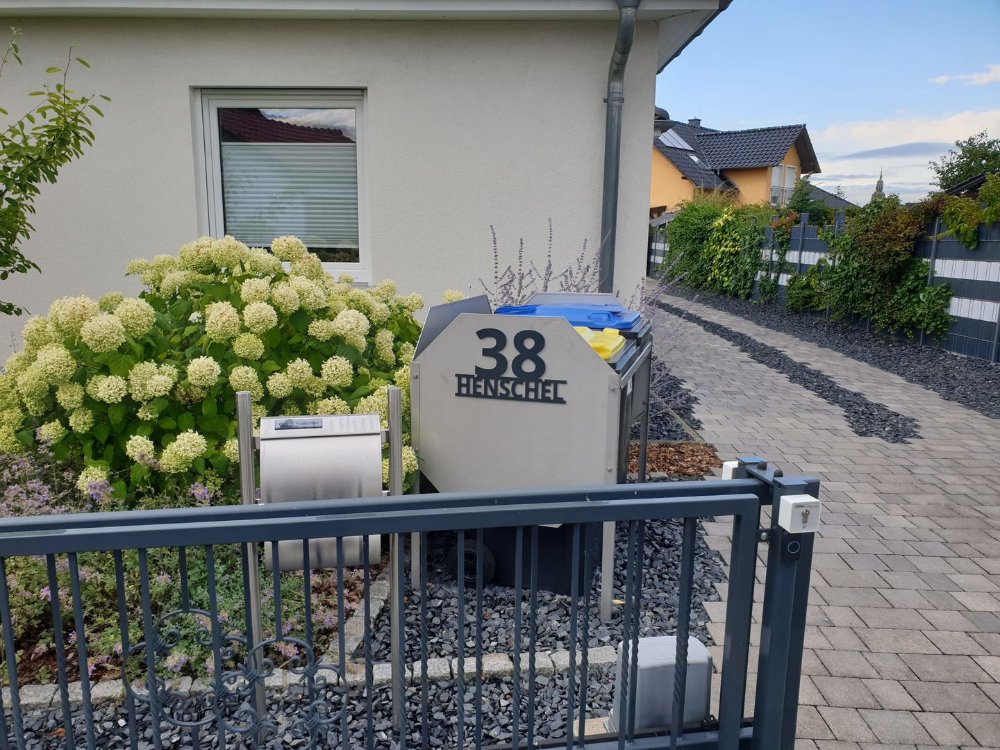 Customer photo review of Hausnummer - Modest Art einzeilig aus edlem Stahl mit Familiennamen