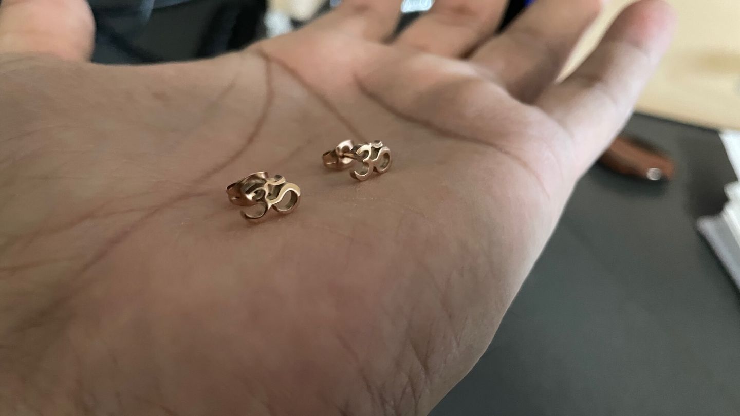 Customer photo review of Boucle d'Oreille Om