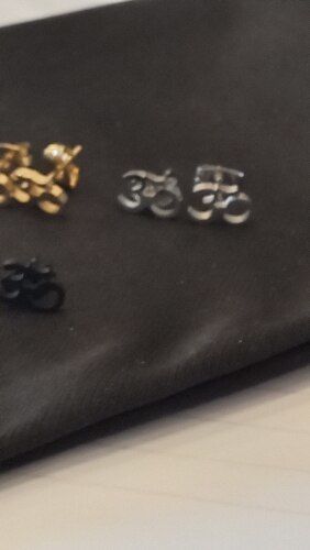 Customer photo review of Boucle d'Oreille Om
