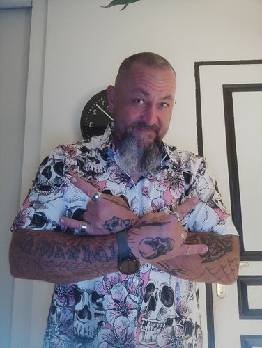 Customer photo review of Chemise à manches courtes Punk Rock boutonnée à fleurs de cerisier rose tête de mort pour hommes