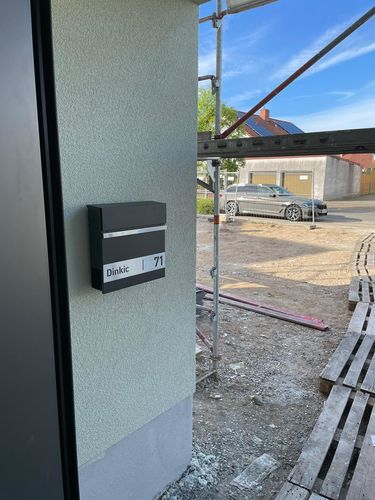 Customer photo review of AlbersDesign Briefkasten B3 anthrazit (RAL7016) personalisiert mit Edelstahlschild