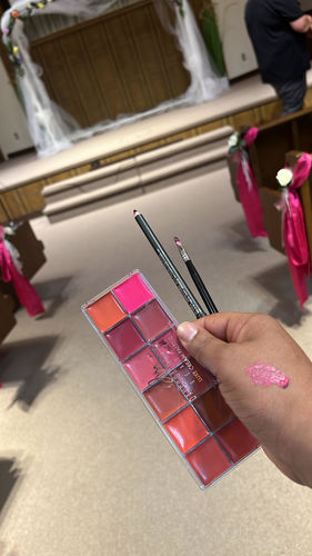 Customer photo review of Luxe Cream Palettes - The Feminist