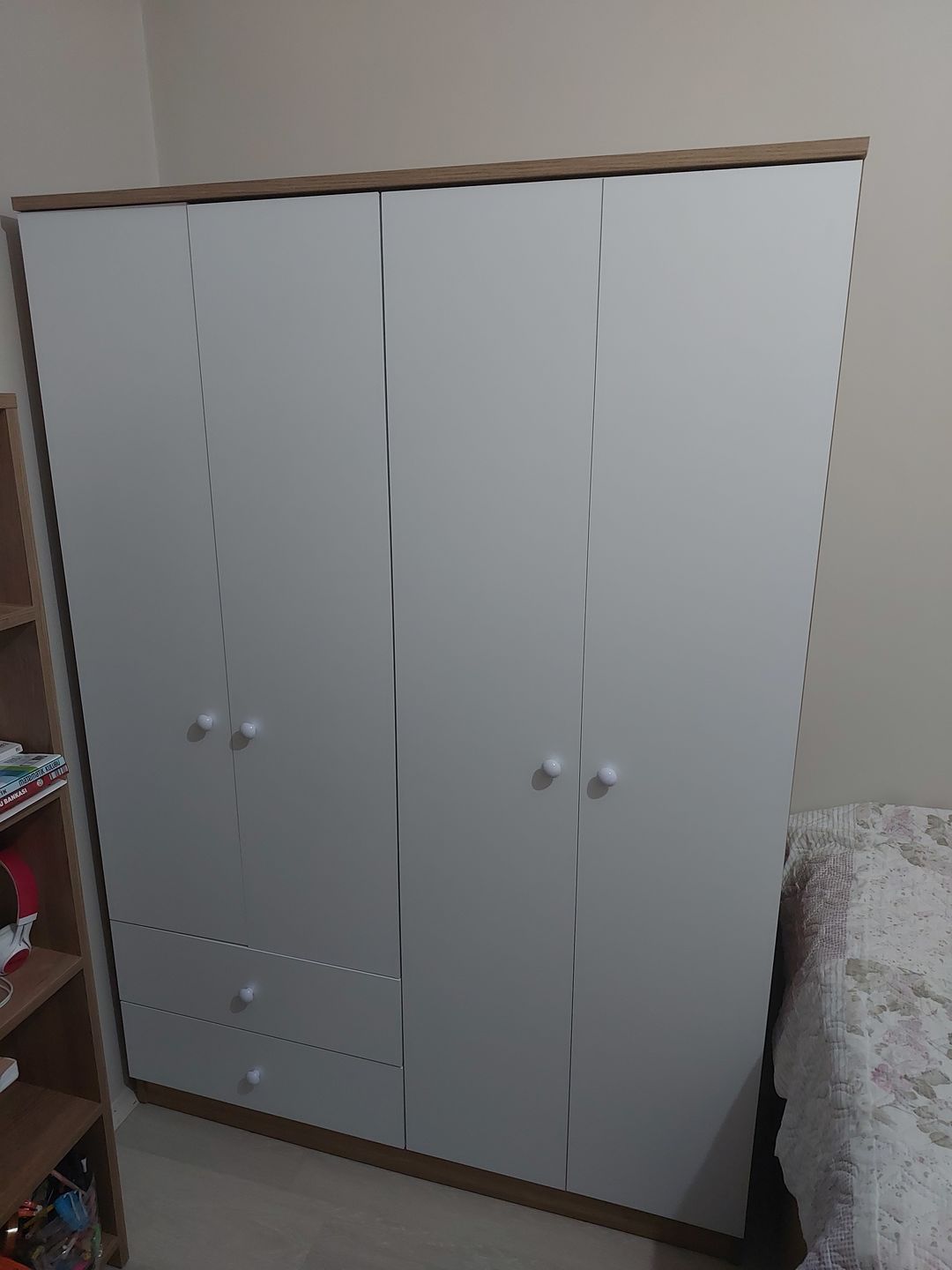 Customer photo review of Rani BA108 Geniş Gardırop Elbise Dolabı 4 Kapaklı 2 Çekmeceli 1 Raflı 2 Askılı Sepet Ceviz - Beyaz