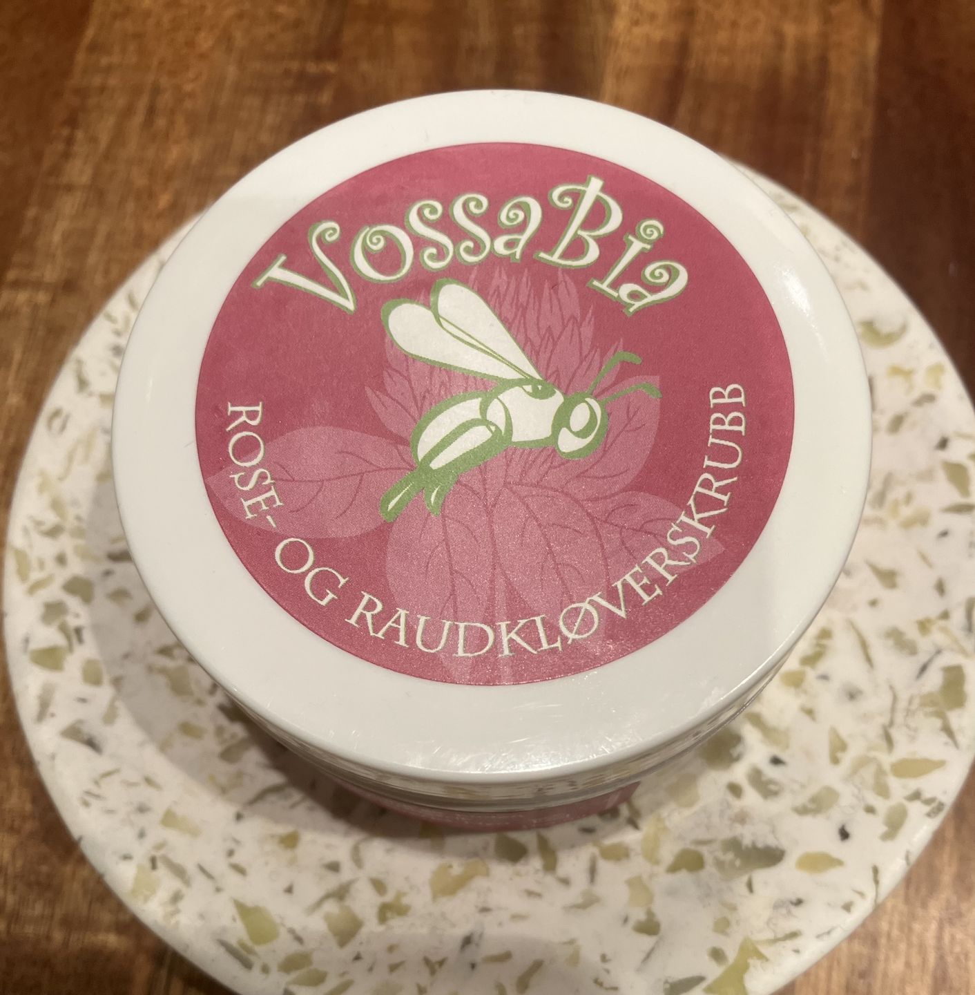 Kundenfoto-Rezension zum Gesichtspeeling mit Rosen- und Rotklee-Extrakt