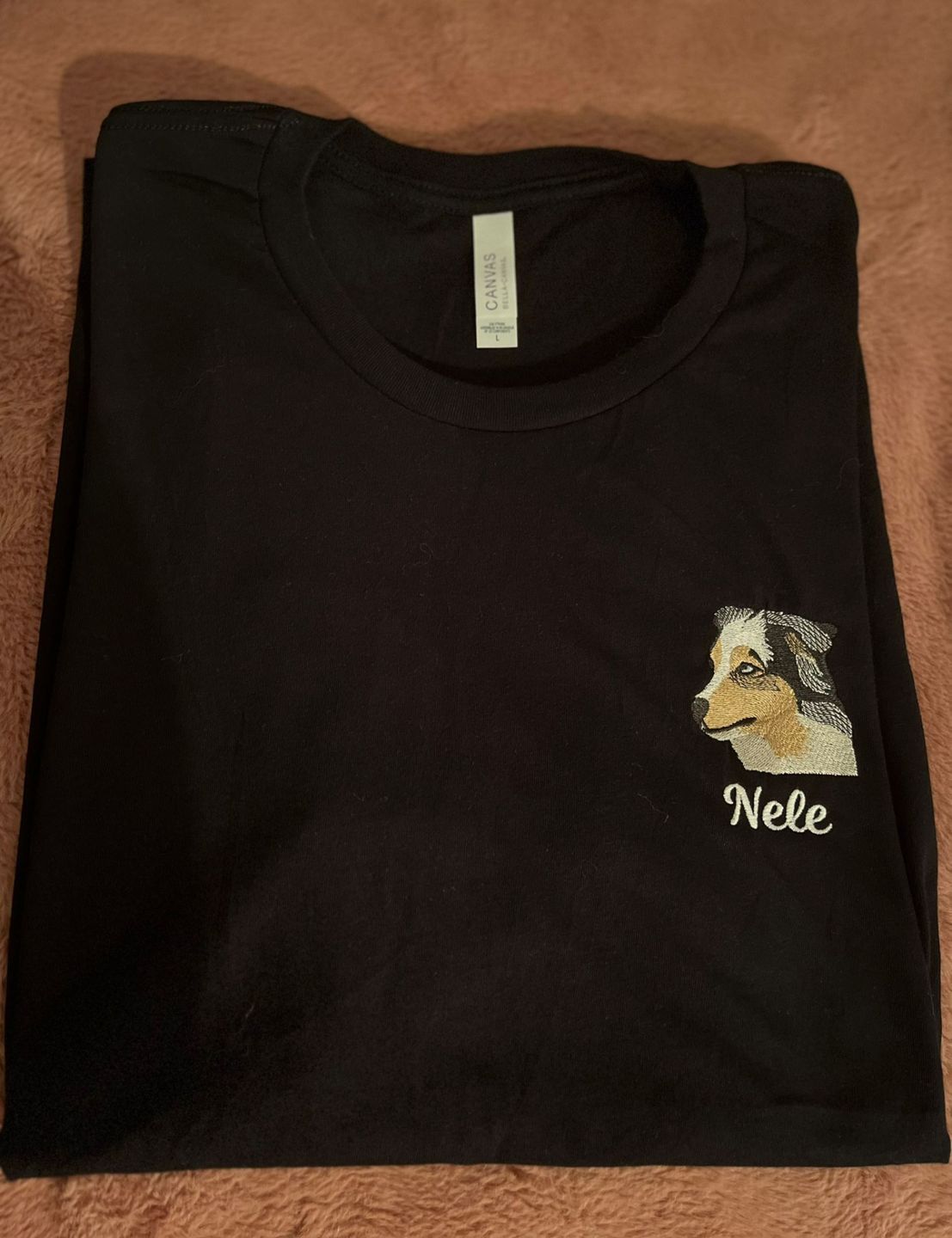 Customer photo review of Personalisiertes gesticktes T-Shirt