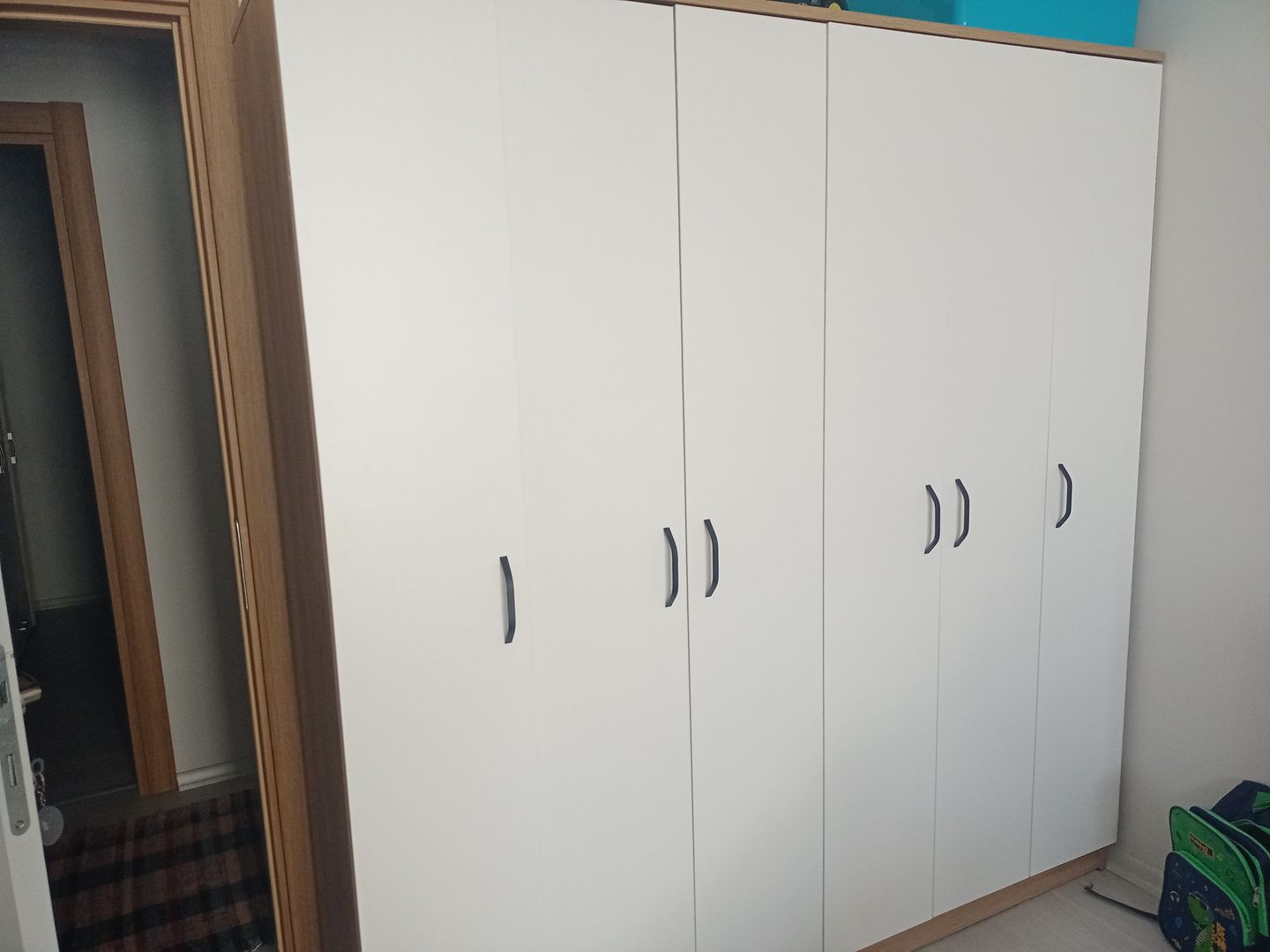 Customer photo review of Rani BA114 Geniş Gardırop Elbise Dolabı 6 Kapaklı 16 Raflı 2 Askılı Sepet Ceviz - Beyaz
