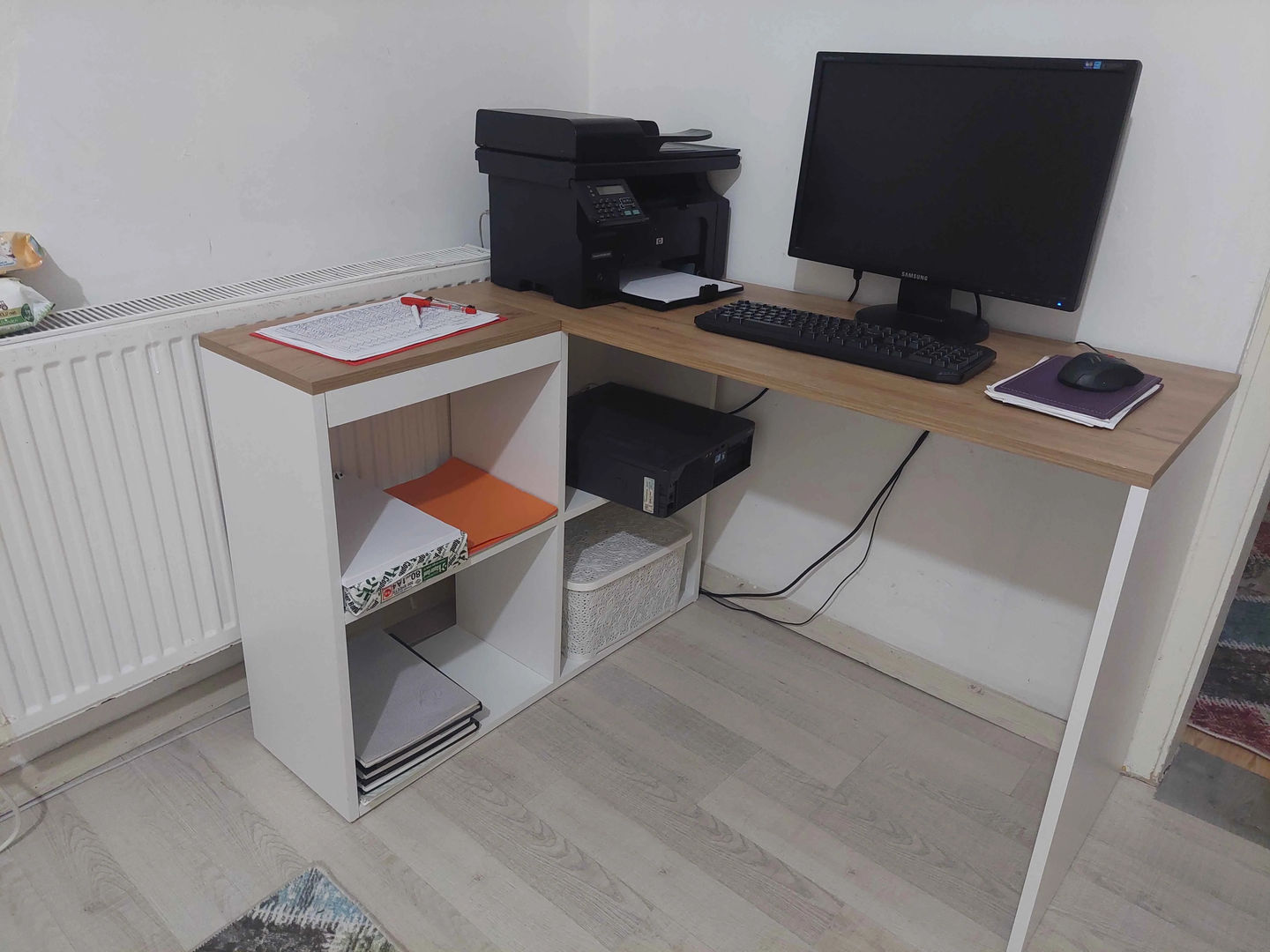 Customer photo review of Rani HA113 Çalışma Ofis Bilgisayar Masası 4 Raflı Köşeli Masa Beyaz - Sepet Ceviz 120 cm
