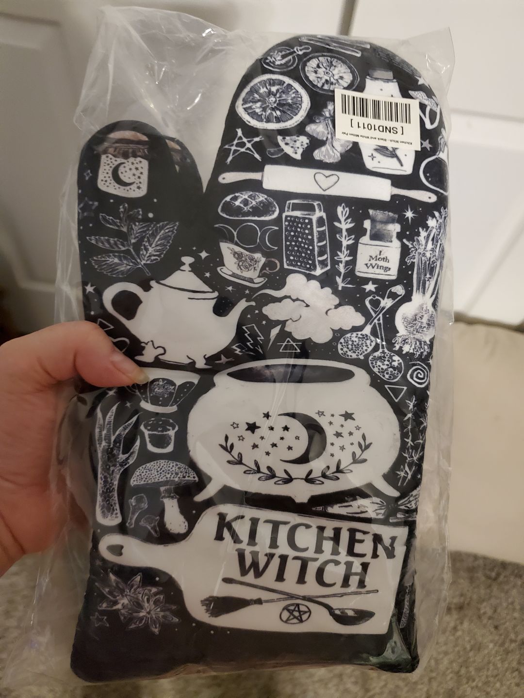 Customer photo review of Kitchen Witch Oven Mitt Set