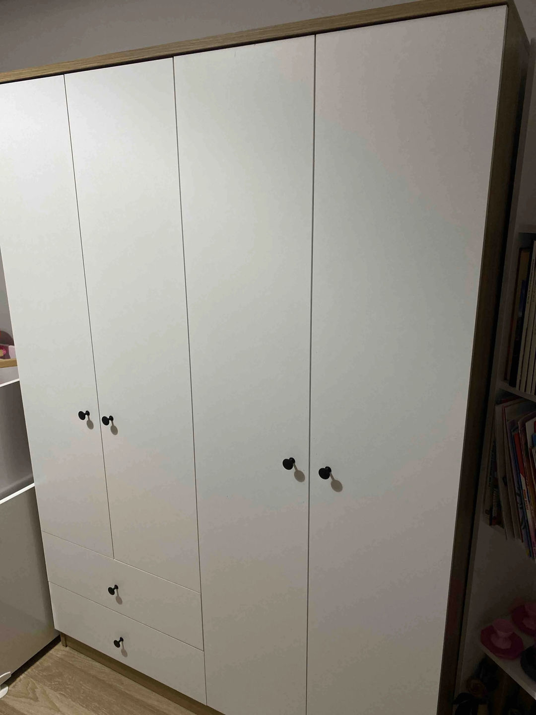 Customer photo review of Rani BA108 Geniş Gardırop Elbise Dolabı 4 Kapaklı 2 Çekmeceli 1 Raflı 2 Askılı Sepet Ceviz - Beyaz
