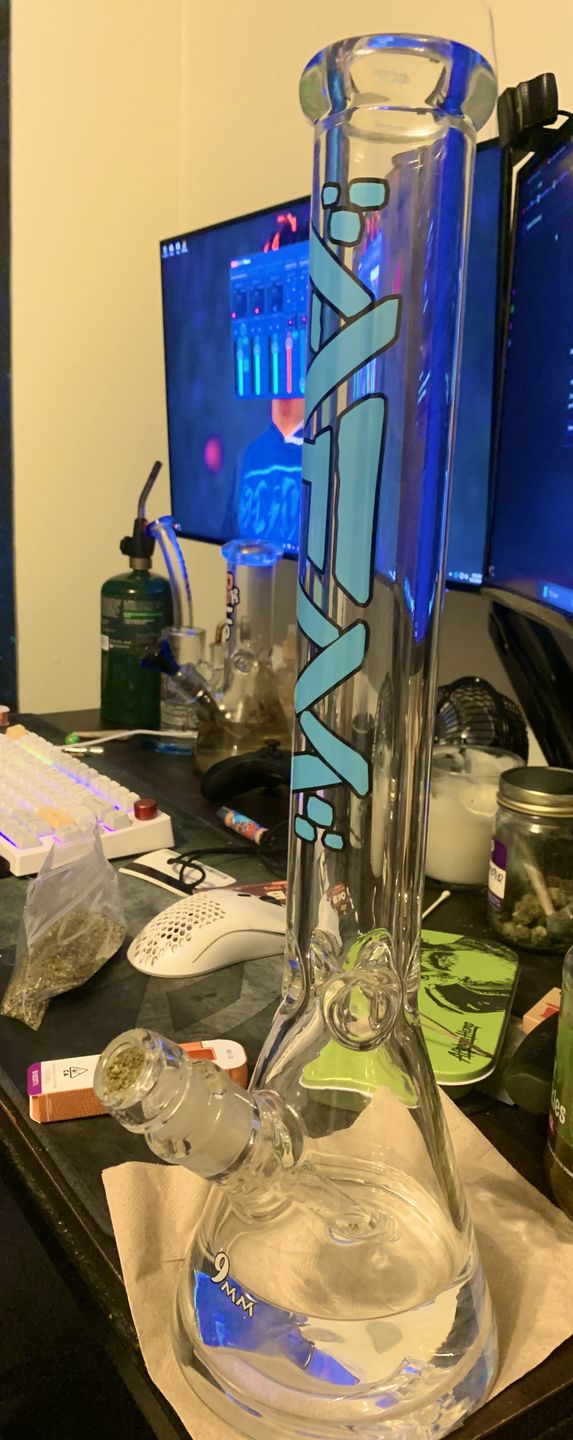 Customer photo review of 18" Heavy Boi Clear Glass 9mm Beaker Bong