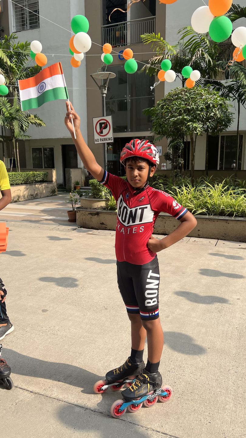 Customer photo review of Retro Neo Inline Speed Skating Suit