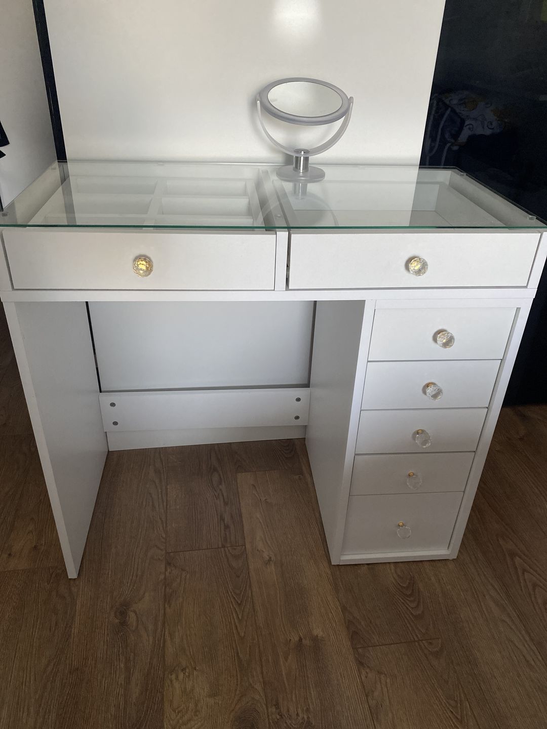 Customer photo review of Rani BJ107 Makyaj Tuvalet Masası 7 Çekmeceli Cam Tablalı Takı Düzenleyici Beyaz
