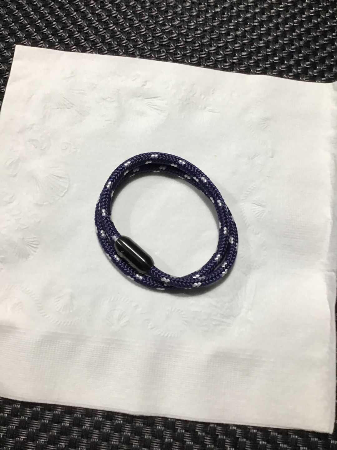 Customer photo review of Vertig Magnetic Paracord Bracelet Blue White